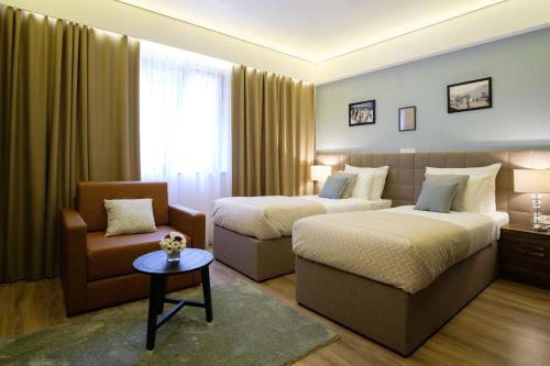 Tempat tidur dalam kamar di SL Industry Hotel