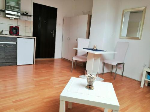 Kuhinja ili čajna kuhinja u objektu Mia Airport studio apartment