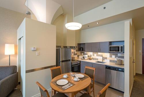 A kitchen or kitchenette at Le Square Phillips Hôtel & Suites