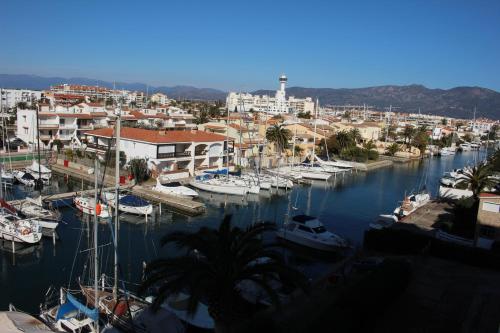 eine Gruppe von Booten liegt in einem Yachthafen vor Anker in der Unterkunft Apartamento Bahia I in Empuriabrava