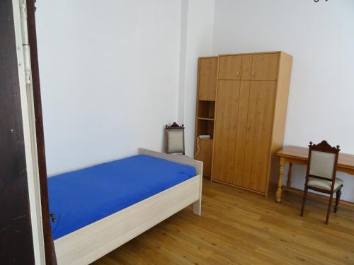 um quarto com uma cama, uma secretária e uma cadeira em Villa Bellevue Dresden em Dresden