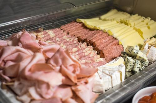 - un plateau de différents types de charcuterie et de fromage dans l'établissement Privatpension Lang, à Leibnitz