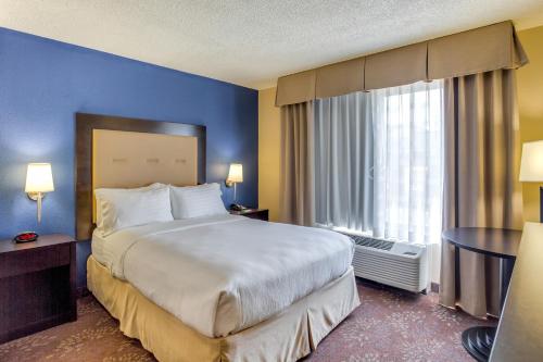 เตียงในห้องที่ Holiday Inn Indianapolis North-Carmel, an IHG Hotel