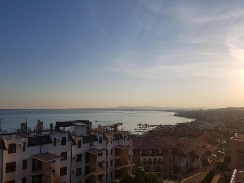 een uitzicht op een grote hoeveelheid water met gebouwen bij Hotel Saint Tatyana in Sveti Vlas