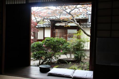 una porta con vista sul giardino. di HARUYA Naramachi a Nara