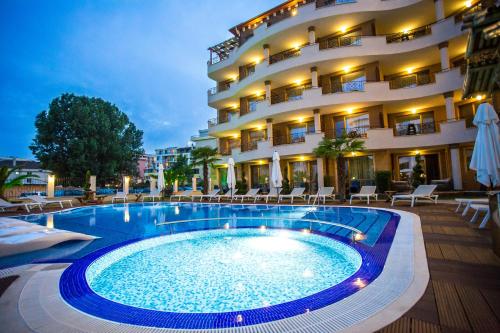 um hotel com piscina em frente a um edifício em Boutique Apart Hotel Versis em Sunny Beach