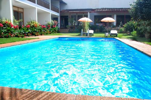 Piscina de la sau aproape de Hotel Le Garni