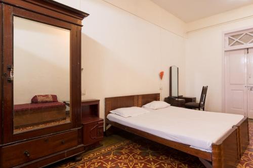 Bed and Breakfast at Colaba में एक कमरे में एक या कई बेड