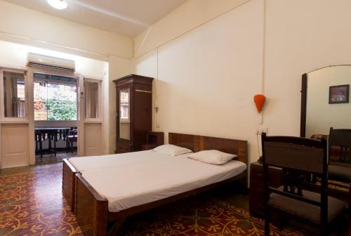 Bed and Breakfast at Colaba में एक कमरे में एक या कई बेड