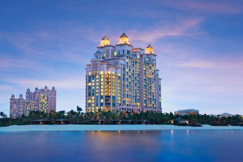 un grand bâtiment avec des lumières au-dessus dans l'établissement The Cove at Atlantis, à Nassau