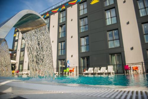 Majoituspaikassa Garni Hotel Hollywoodland Wellness & Aquapark tai sen lähellä sijaitseva uima-allas