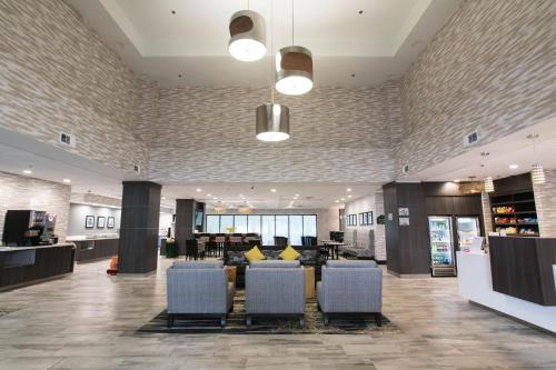 un hall avec des chaises et des tables dans un magasin dans l'établissement Wingate by Wyndham Dallas Love Field, à Dallas