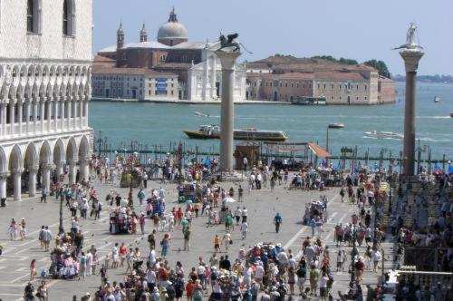 een grote groep mensen die door een stad lopen bij Best Windows in Venetië