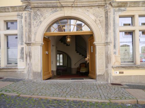 un ingresso a un edificio con arco di Hotel Paul Otto a Görlitz