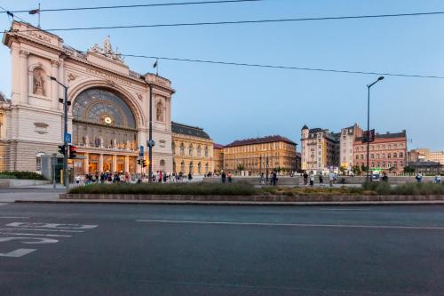 ブダペストにあるEast City Budapestの大きな建物