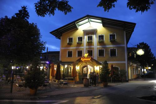 um grande edifício com uma fachada iluminada à noite em Hotel Gasthof Kamml em Wals