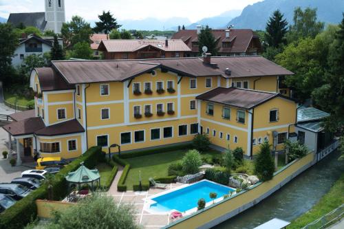 uma grande casa amarela com piscina em Hotel Gasthof Kamml em Wals