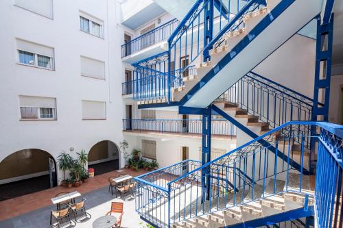 un escalier dans un bâtiment avec des rails bleus dans l'établissement Hotel Blason Junior, à Peñíscola