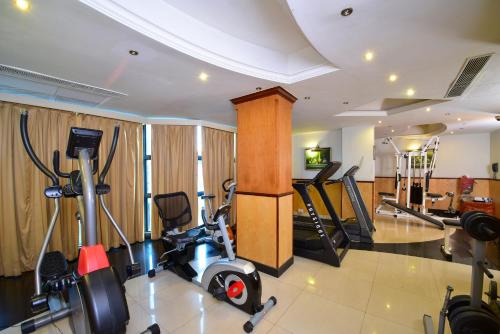 Fitness centrum a/nebo fitness zařízení v ubytování Residency Tower