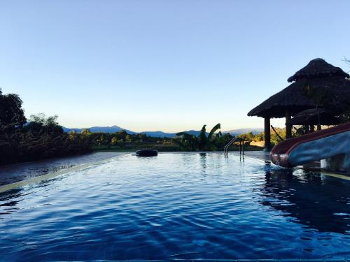 - une piscine avec toboggan dans l'établissement KuadKhonThoe Pai Cottage, à Pai