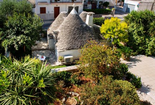 uma vista aérea de uma casa com um telhado em Trullo Giardino Fiorito em Alberobello