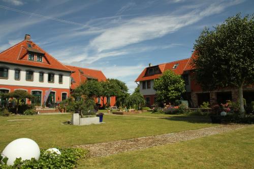 eine Gruppe von Häusern mit einem Hof mit Rasenfläche in der Unterkunft Ferienwohnanlage Alte Molkerei in Rankwitz