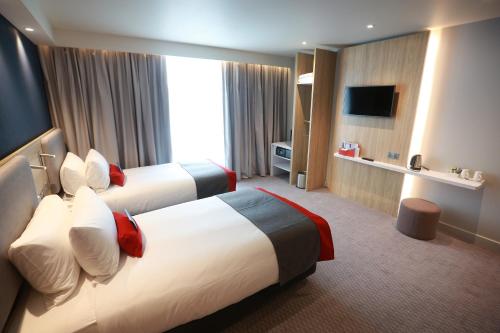 Uma TV ou centro de entretenimento em Holiday Inn Express - Manchester - TRAFFORDCITY, an IHG Hotel