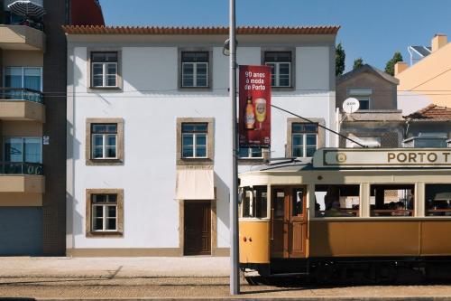 ein vor einem Gebäude geparkt in der Unterkunft Duas Portas Townhouse in Porto