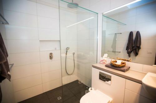 een badkamer met een glazen douche en een toilet bij Seacombe House Motor Inn Port Fairy in Port Fairy