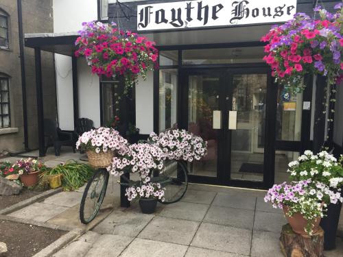 ด้านหน้าอาคารหรือทางเข้าของ Faythe Guesthouse