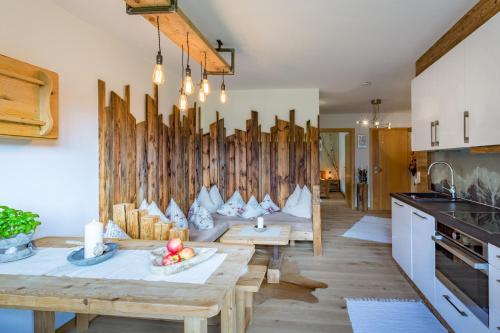 sala de estar con sofá y mesa en Landhaus Theresia, en Maria Alm am Steinernen Meer