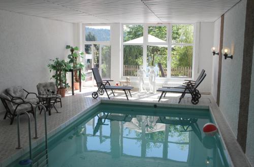 A piscina localizada em Villa Relax - Ferienwohnungen & Hallenbad & Relaxgarten ou nos arredores