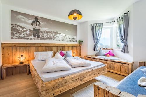 1 dormitorio con 2 camas y una gran pintura en la pared en Landhaus Theresia, en Maria Alm am Steinernen Meer