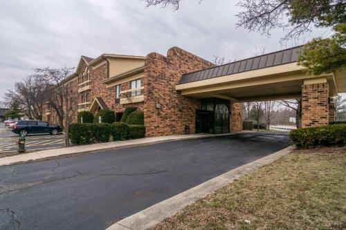 een gebouw met een parkeerplaats ervoor bij Motel 6-Libertyville, IL in Libertyville