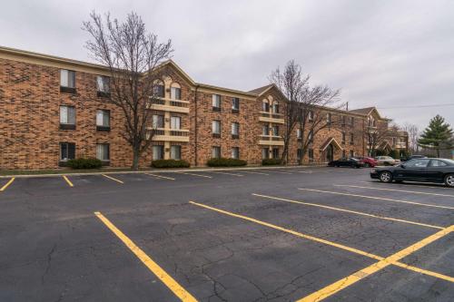 een parkeerplaats voor een groot bakstenen gebouw bij Motel 6-Libertyville, IL in Libertyville