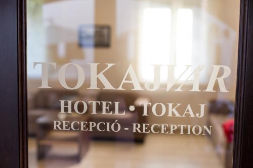 Lobi atau kawasan kaunter penerimaan di Tokajvár Hotel