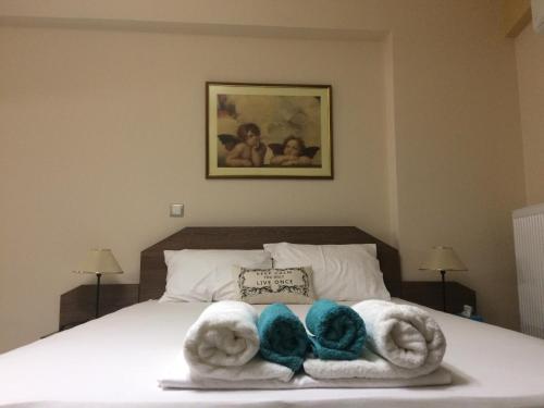 een slaapkamer met een bed met handdoekdieren erop bij Super 36sqm Junior Suite in luxurious picturesque area in Piraeus