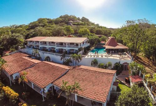 een luchtzicht op een huis met een zwembad bij Best Western Tamarindo Vista Villas in Tamarindo