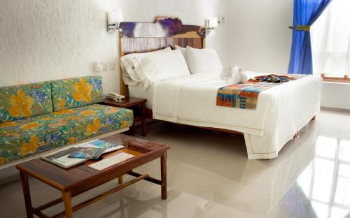 A seating area at Eco-hotel El Rey del Caribe