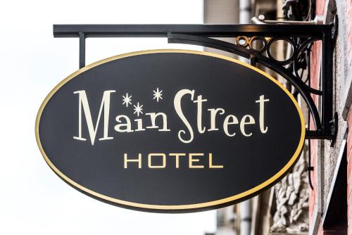 Vottorð, verðlaun, skilti eða annað skjal til sýnis á Main Street Hotel