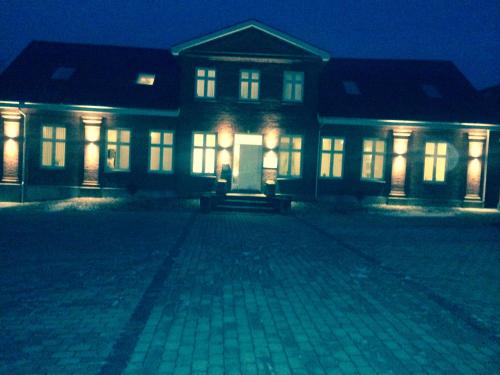 una casa grande por la noche con las luces encendidas en AB Centrum Aarhus Bed without Breakfast, en Aarhus