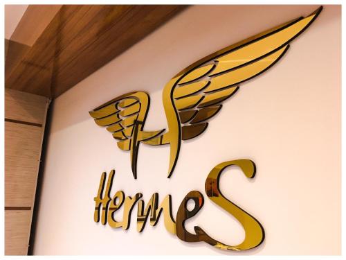 un panneau comportant des ailes sur le côté d'une paroi dans l'établissement Hotel Hermes, à Kaş