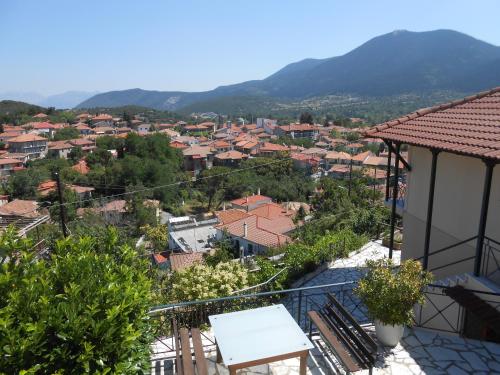 widok na miasto z balkonu domu w obiekcie Guesthouse Panorama w mieście Vytina