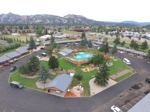 una vista aerea di un resort con piscina e parcheggio di Murphy's Resort a Estes Park