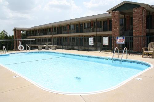 uma grande piscina em frente a um edifício em Green Gables Inn em Branson