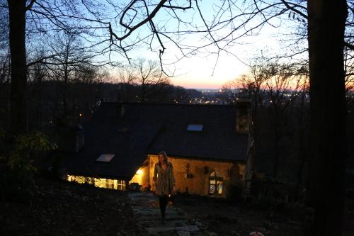 Eine Frau, die vor einem Haus steht. in der Unterkunft Trumpet House in Löwen