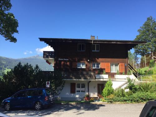 una casa con una macchina parcheggiata di fronte di Almis Sunna a Grindelwald