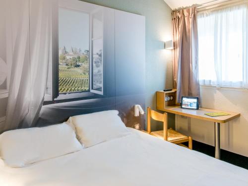 Giường trong phòng chung tại B&B HOTEL Bordeaux Mérignac Hôtel de Ville