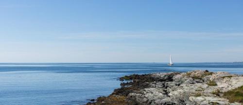 - une vue sur l'océan avec un bateau dans l'eau dans l'établissement Castle Hill Inn, à Newport