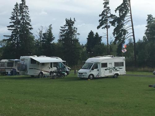 eine Gruppe von drei Wohnwagen, die auf einem Feld geparkt sind in der Unterkunft Camping Intercamp Tatranec in Tatranská Lomnica